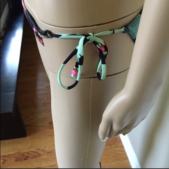 Bikini - Picture 2 of 3